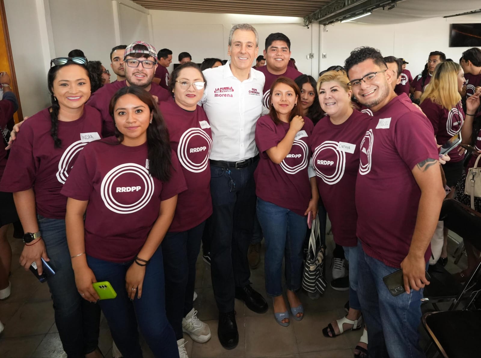 Arropan jóvenes a Pepe Chedraui, candidato a la Presidencia Municipal de Puebla
