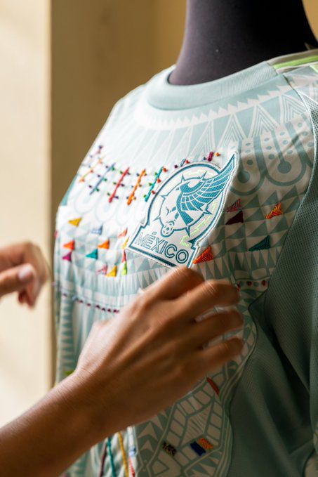 Artesanas poblanas decoran jersey de la Selección Mexicana