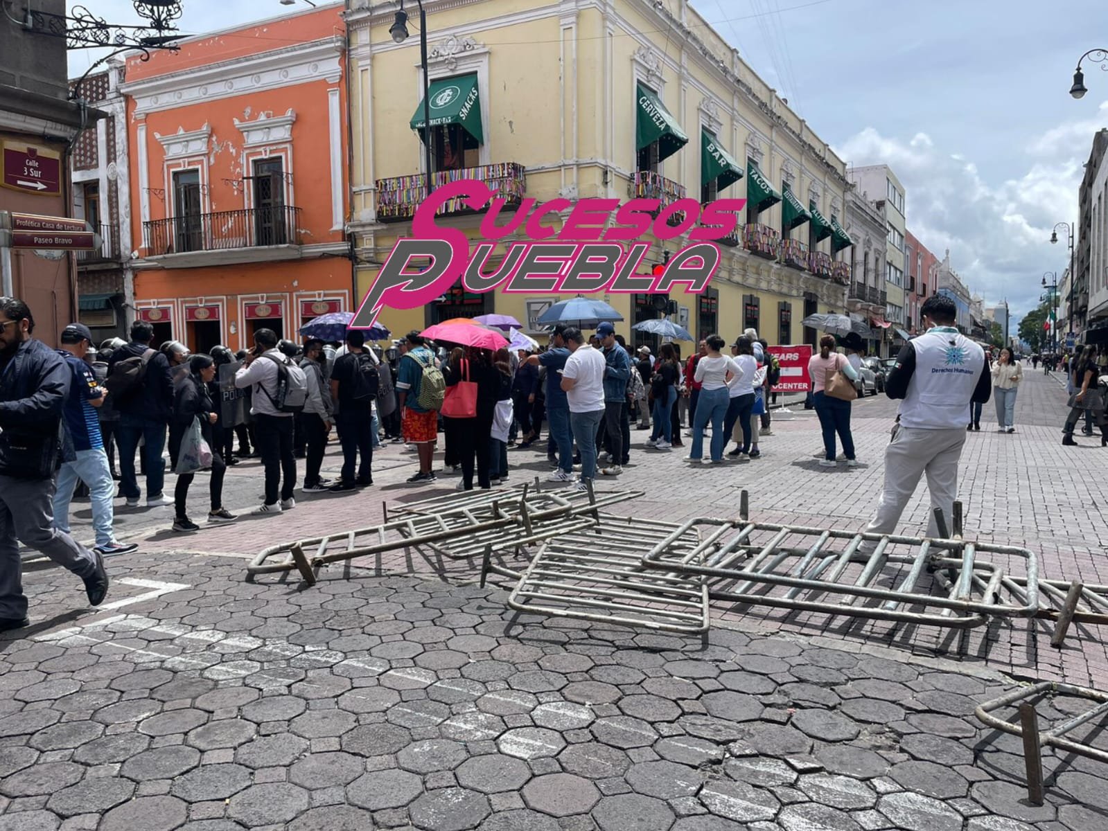 Trifulca en el Congreso de Puebla, manifestantes tumban vallas para impedir que pase la Reforma Judicial