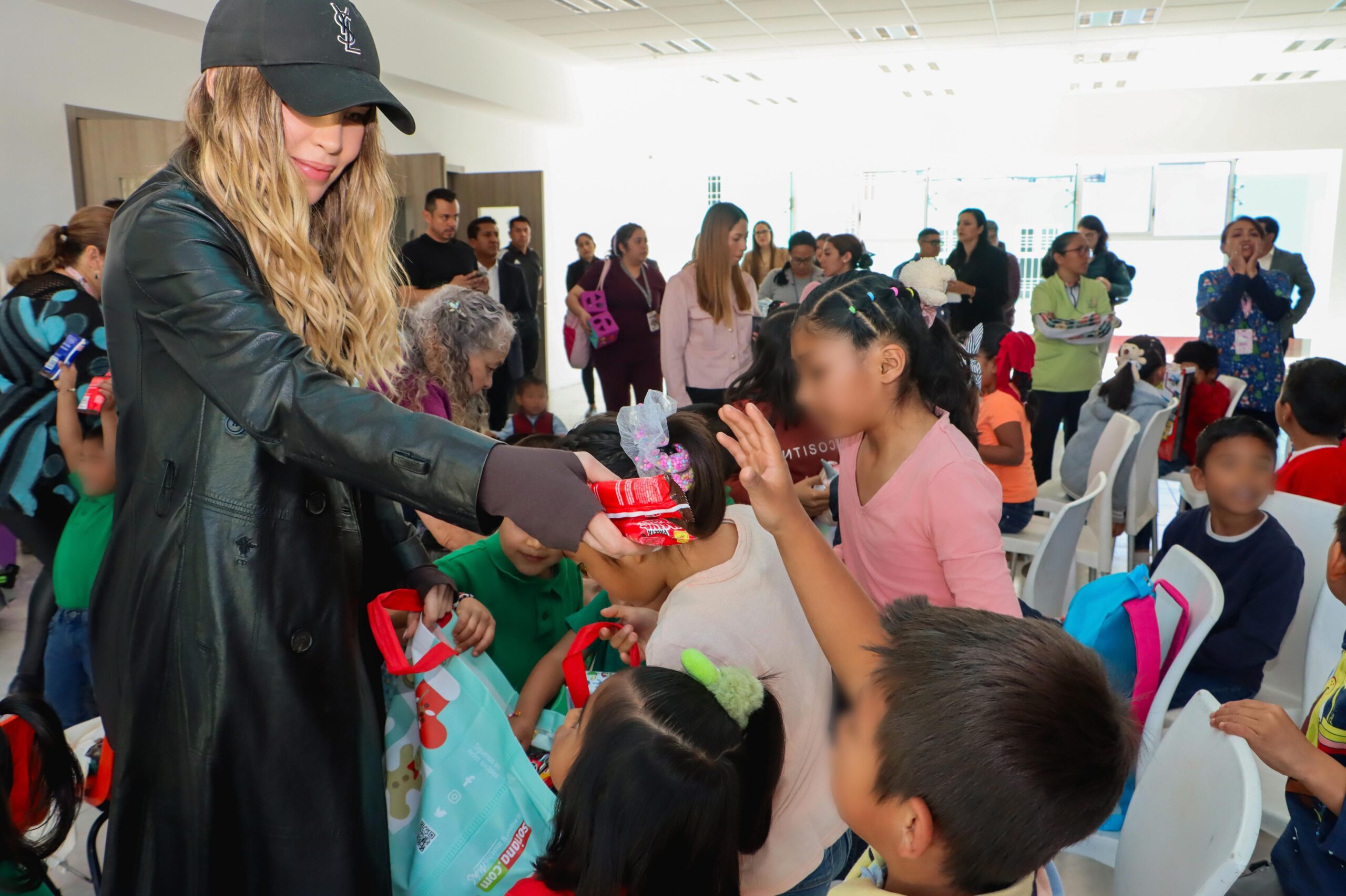 Belinda y Ceci Arellano recorren Casa de la Niñez y entregan juguetes