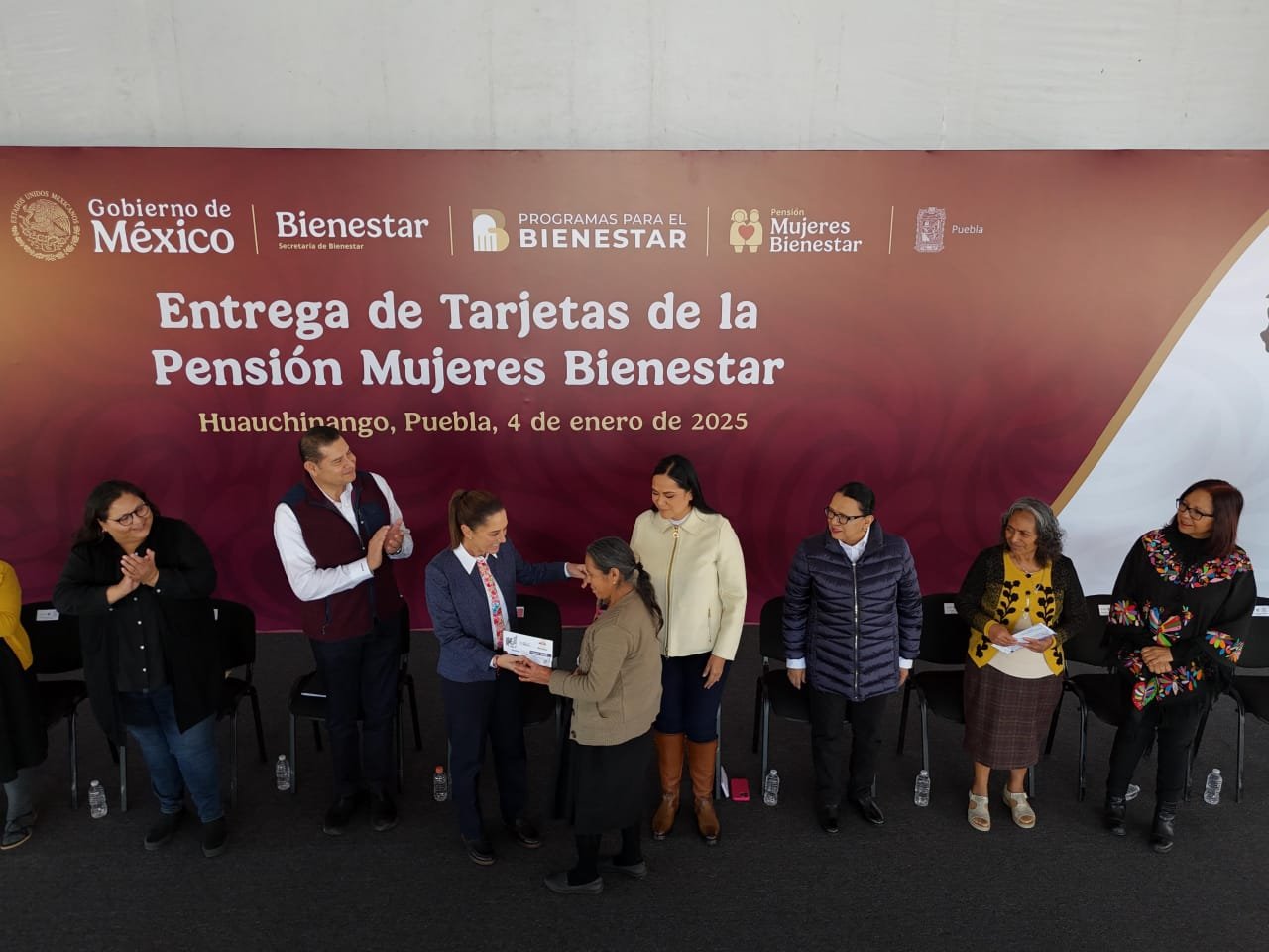 En Huauchinango, Puebla, presidenta Claudia Sheinbaum entrega nuevas tarjetas para la pensión mujeres bienestar