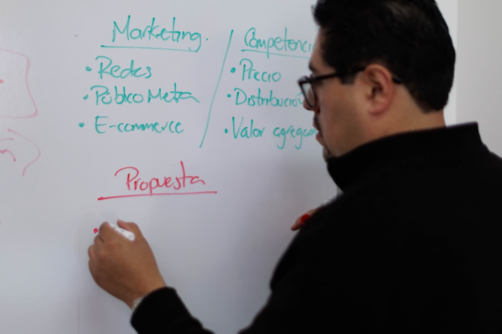 Capacita Comuna a emprendedores para productos y marcas