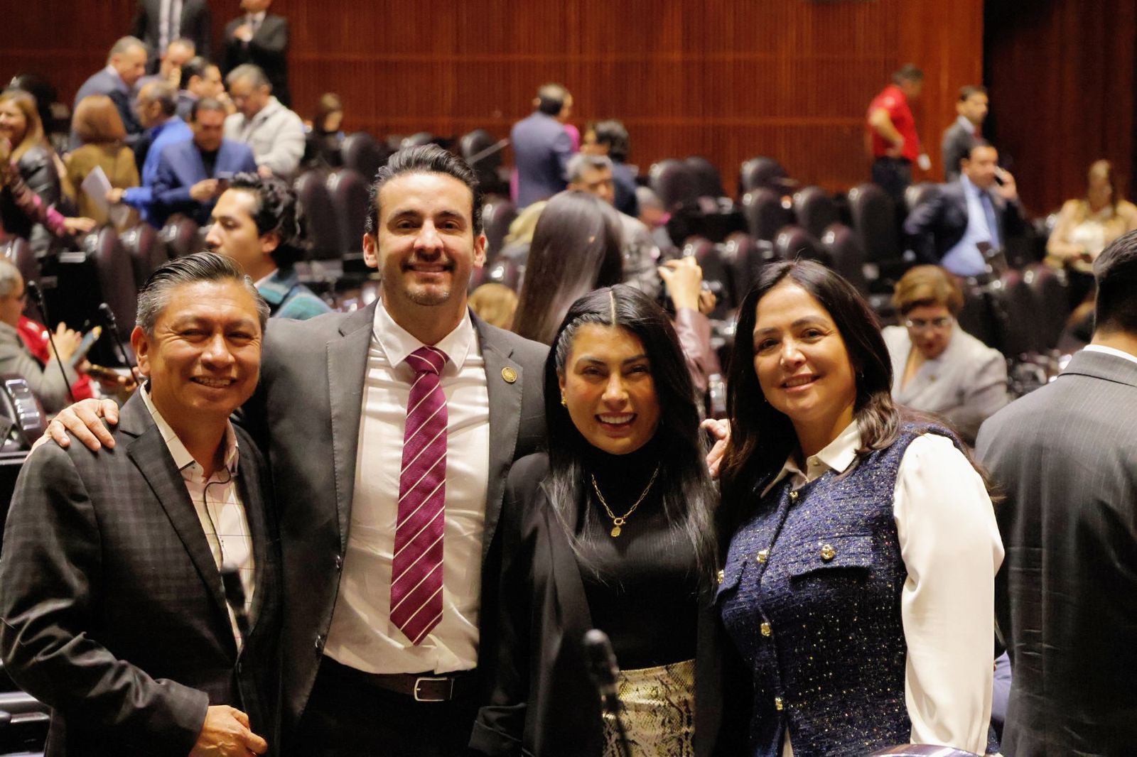 Se reúne José Luis Figueroa con diputados federales