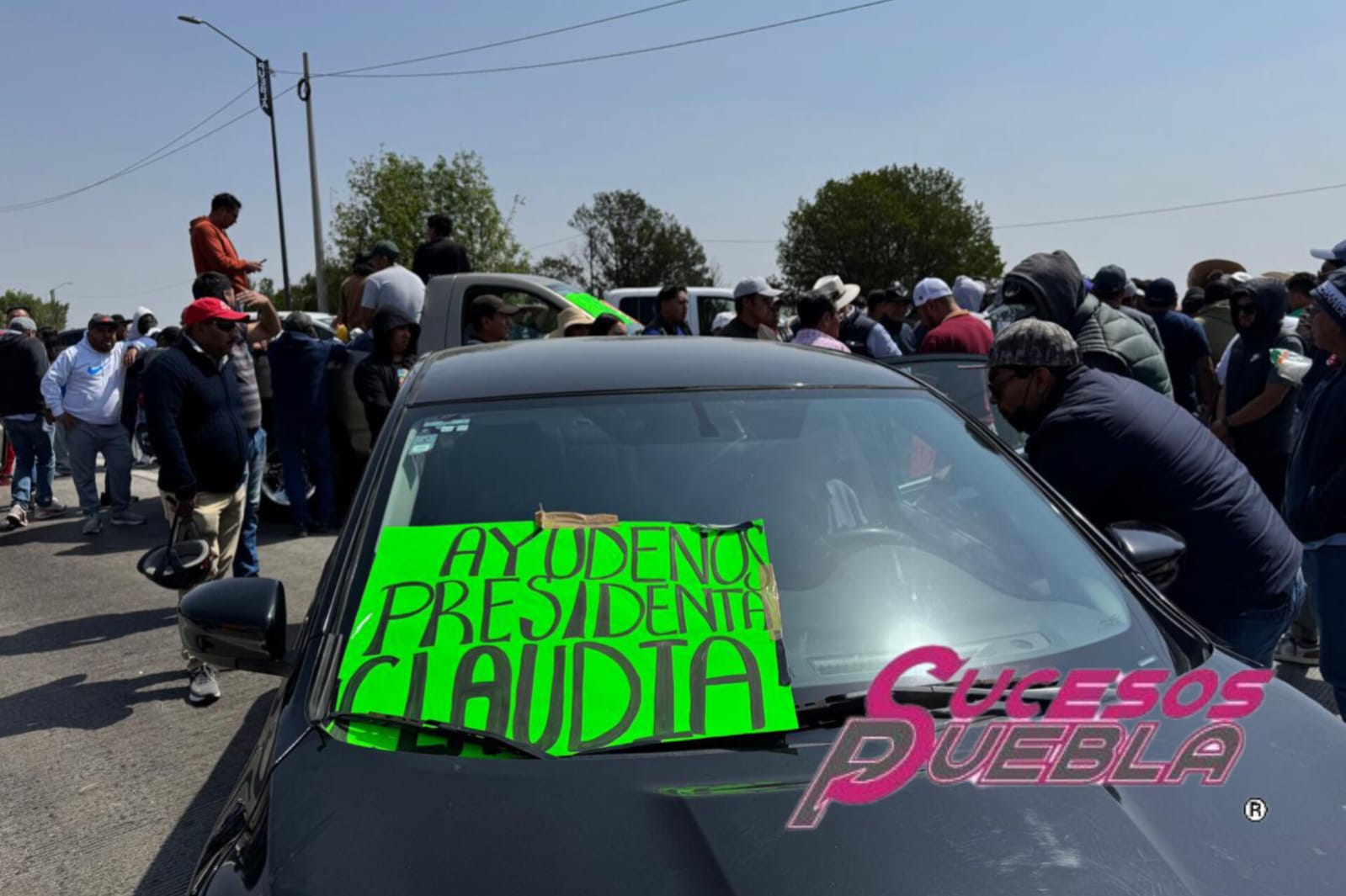 Se manifiestan en la Vía Atlixcáyotl por el regreso de los “taxis pirata”
