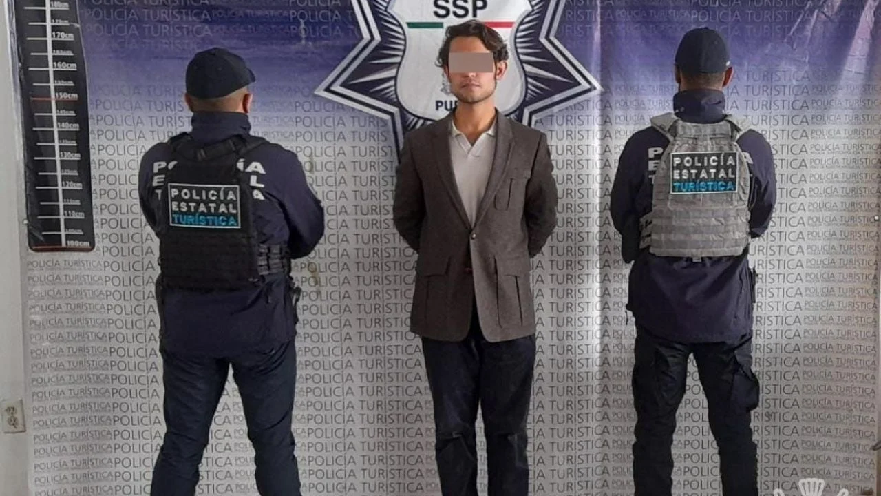 El Instituto Municipal de Arte y Cultura de Puebla (Imacp) generó polémica tras promover a Esteban Fuentes de María como expositor en un evento en el consulado de Nueva York el próximo 8 de abril. La controversia no es menor, pues el pintor poblano más que conocido por su obra, es recordado por haber sido detenido en 2022 por tráfico de animales silvestres, al intentar vender un mono araña que tenía como mascota, un acto ilegal confirmado por la Procuraduría Federal de Protección al Ambiente (Profepa). Este lunes, la titular del Imacp, Anel Nochebuena, encabezó una rueda de prensa en la que presentó la participación de Fuentes de María en la exposición, cuyo tema principal será la migración. Al ser cuestionada sobre la promoción del artista, la funcionaria minimizó el tema y defendió la decisión argumentando que “el arte es para todos” y que el instituto debe apoyar a todas las expresiones artísticas, sin importar los antecedentes de sus creadores. “Nosotros no podemos meternos en las ideologías de los artistas, en sus decisiones ni en lo que piensan (…) El arte es para todos y el instituto está apoyando a todas y a todos. Podría decir ¿por qué el Instituto apoya a los huehues que toman todo el tiempo? Por lo mismo”, declaró Nochebuena en respuesta a los cuestionamientos. La promoción de Fuentes de María ha generado indignación, especialmente entre activistas y defensores del medio ambiente, quienes señalan la incongruencia de dar visibilidad a un personaje que en el pasado violó la ley al lucrar con la vida silvestre. Fuentes de María es conocido, además de su detención, por la polémica que generó su pintura en honor a los exgobernadores Rafael Moreno Valle y Martha Erika Alonso tras su fallecimiento. Está nuestra dos aves cayendo mientras están heridas, haciendo alusión a un ataque cuando en su momento las autoridades pidieron no especular sobre el tema.