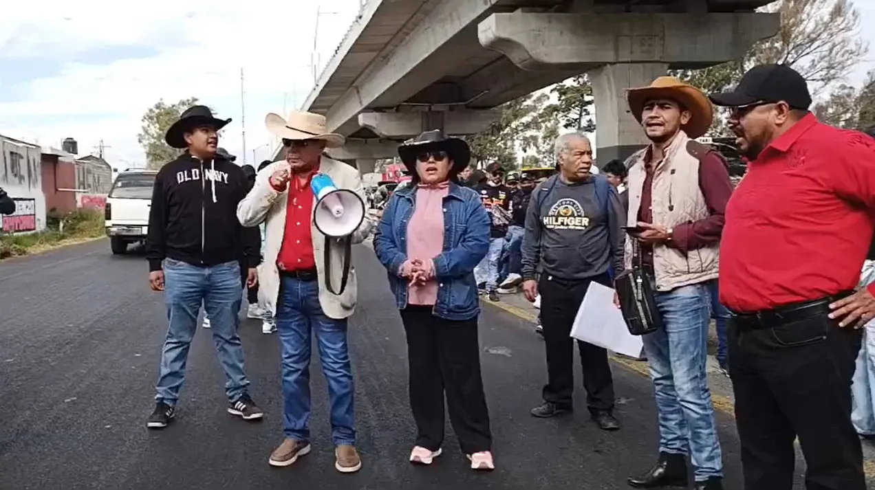 Bloquea la 28 de Octubre el acceso a la autopista Puebla–México en Calzada Ignacio Zaragoza