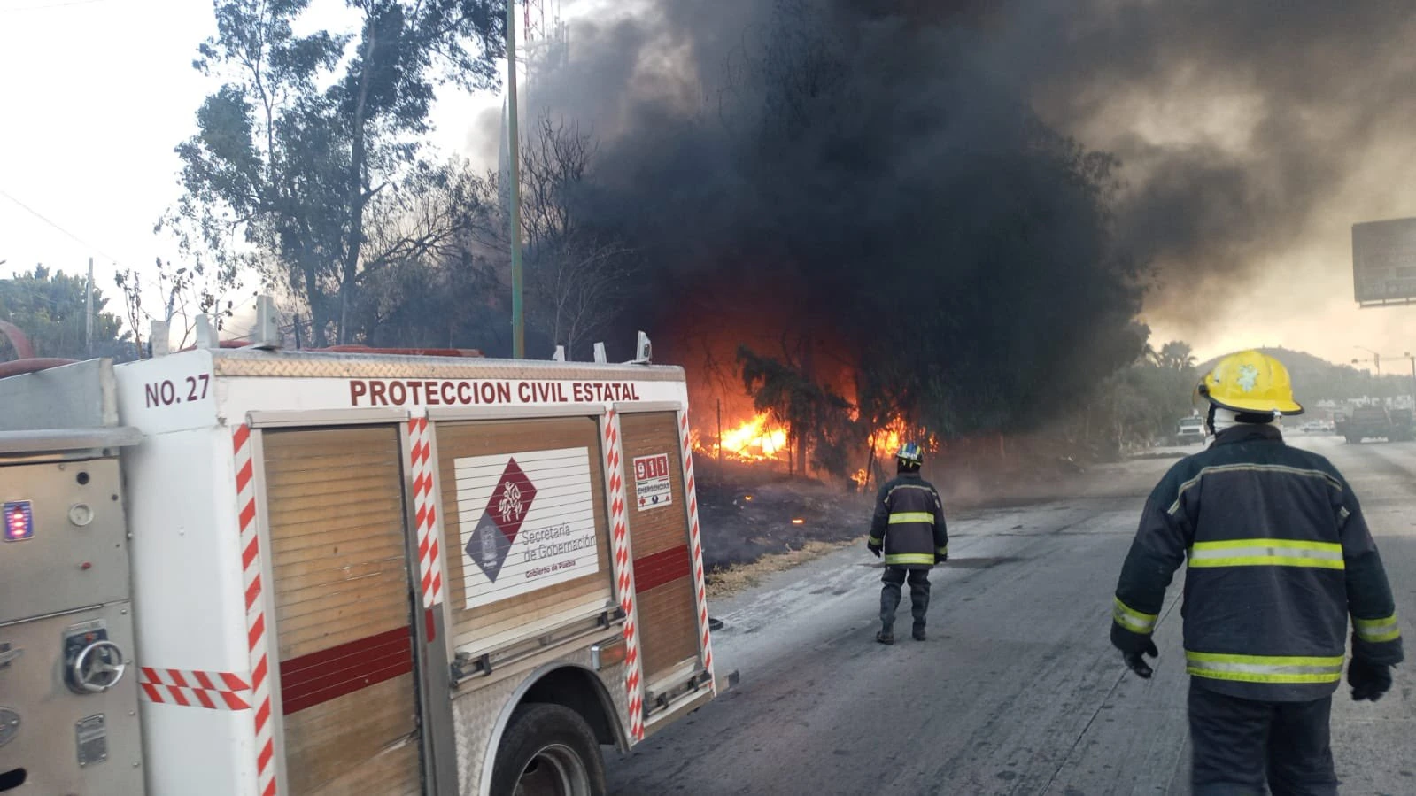 Columna de humo y caos en el Periférico tras incendio en Totimehuacán
