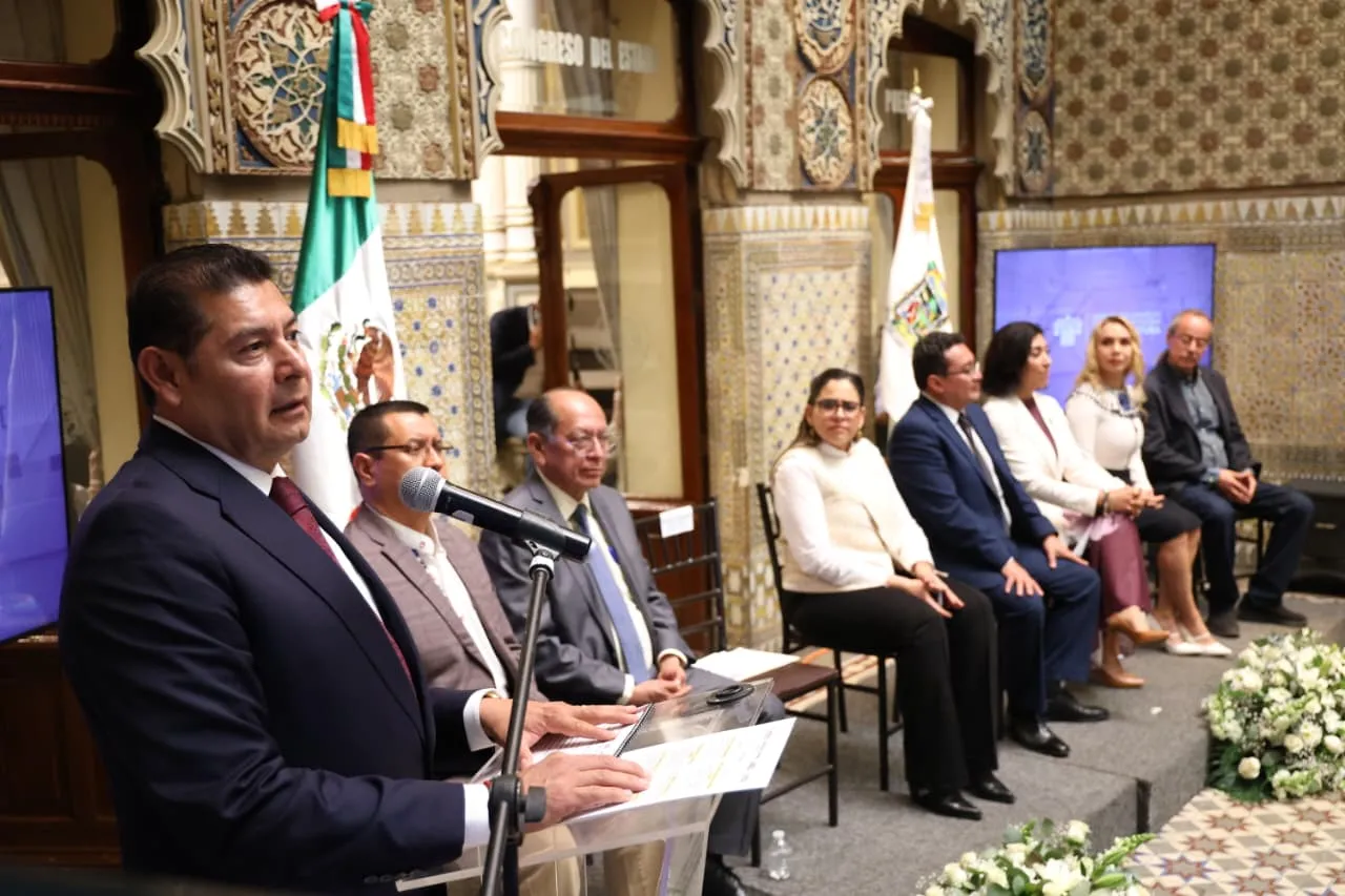 Devela Congreso del Estado placa para nombrar el Salón de Protocolo “Elena Garro” en la Antigua Sede