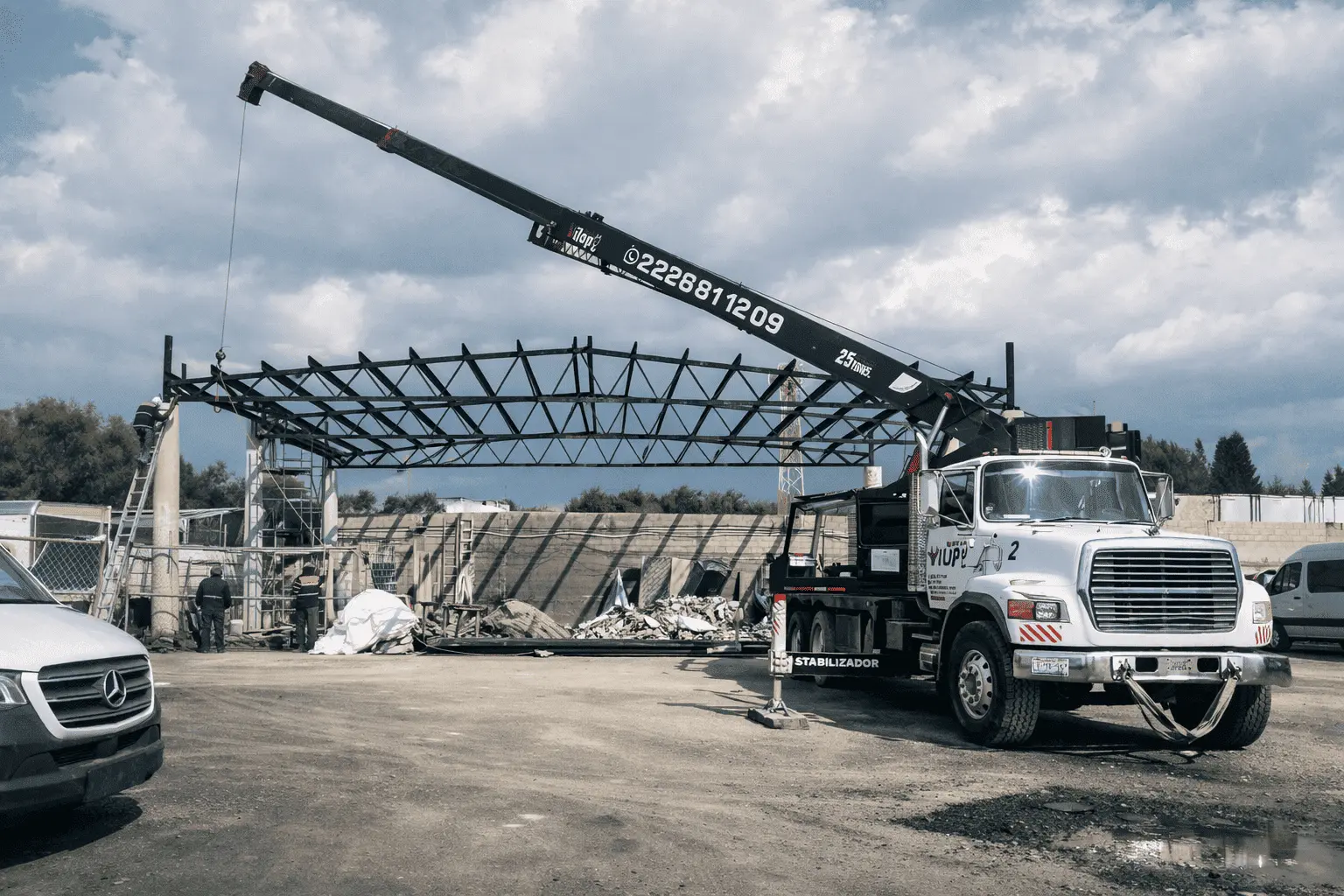 Instalación de estructuras metálicas con grúas industriales; soluciones para la construcción en Puebla
