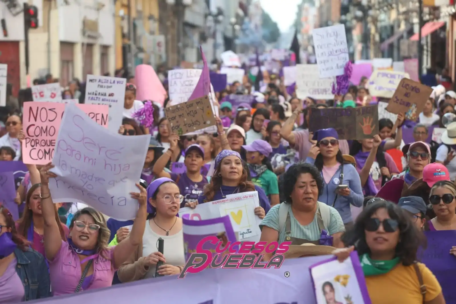 Marea violeta recorre Puebla en el 8M por justicia y seguridad