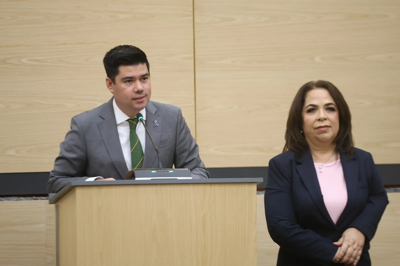 Propone Jaime Natale considerar como discriminación impedir el acceso a lugares con perros guía