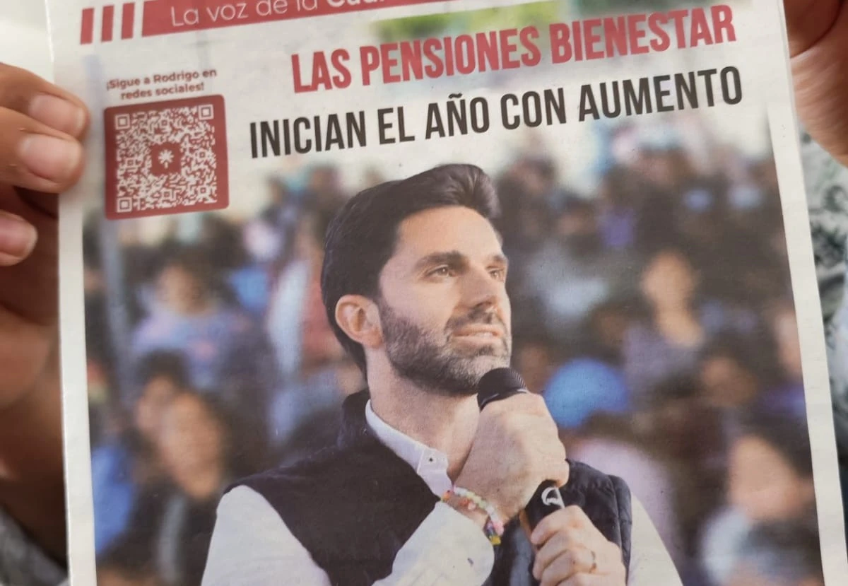 Reparten periódicos con propaganda de Rodrigo Abdala en colonias de Puebla