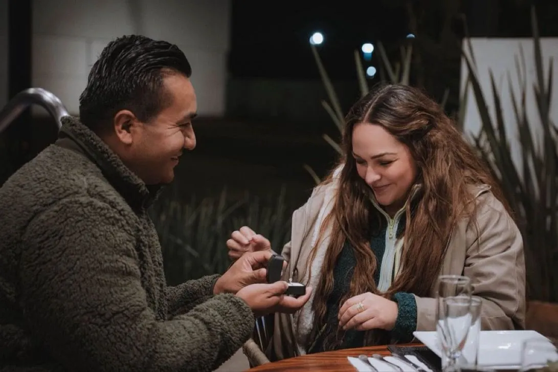 Roberto Solís Valles anuncia compromiso con Shamy Spezia