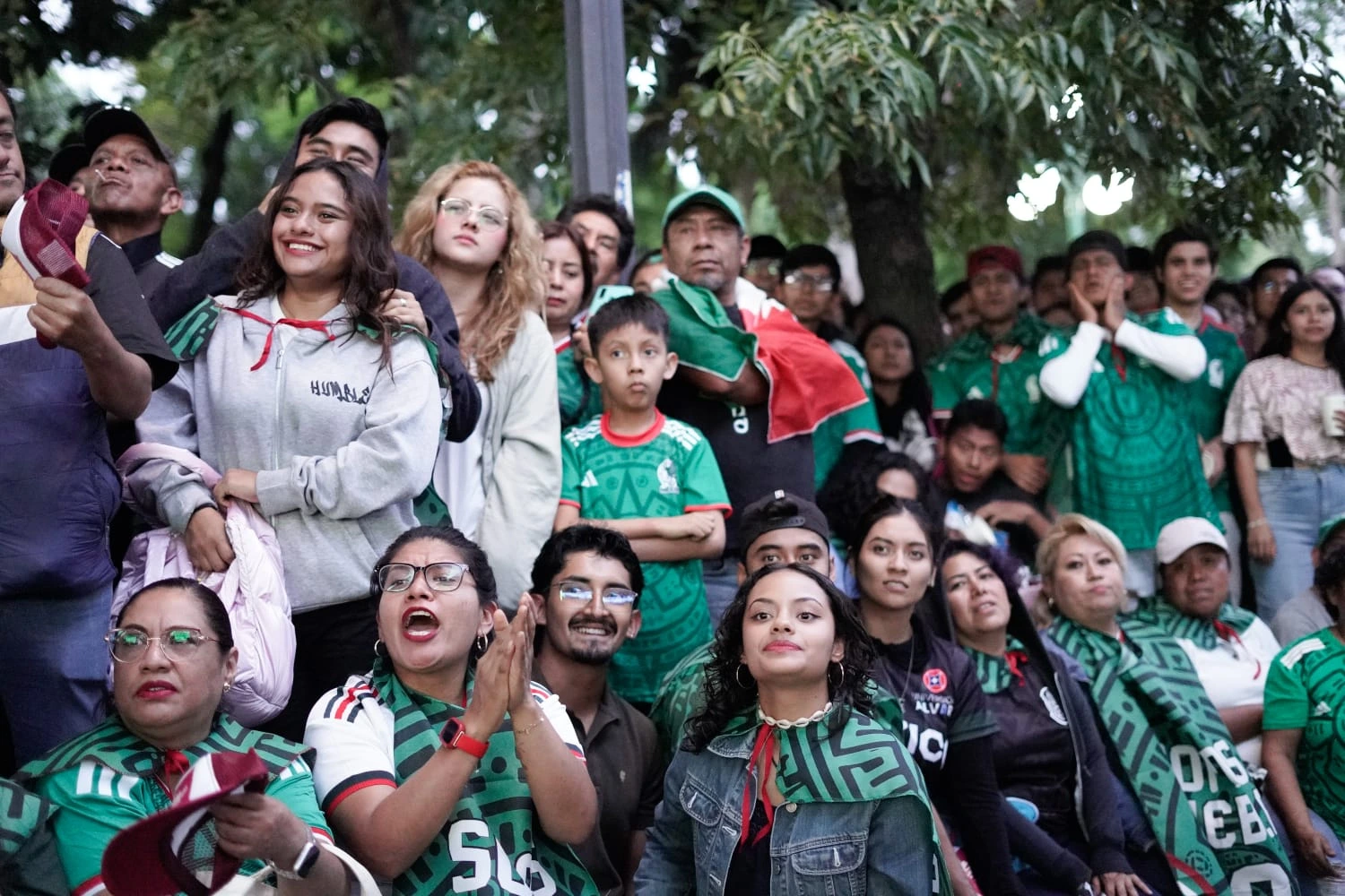 Afición poblana celebra en el Zócalo la victoria de México frente a Corea del Sur