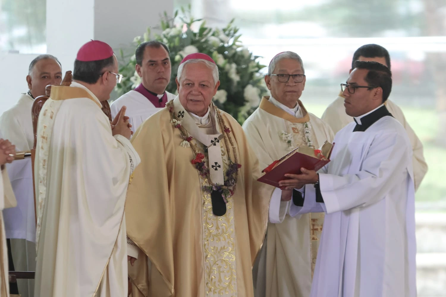 Arzobispo Víctor Sánchez llama a la unidad y la paz en sus 50 años de sacerdocio