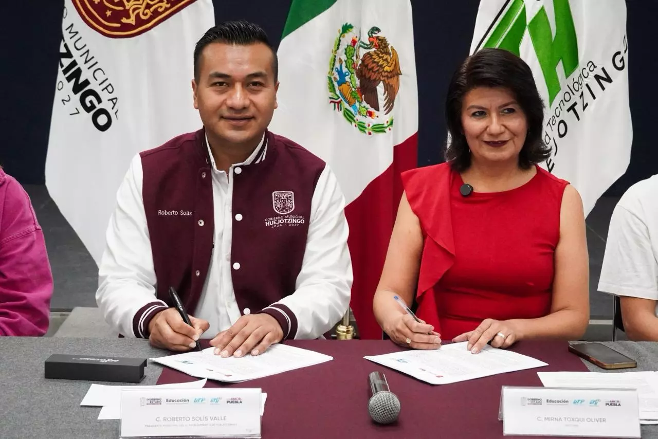 Roberto Solís garantiza la titulación de 100 jóvenes de la UTH con «Becas Creciendo Juntos»