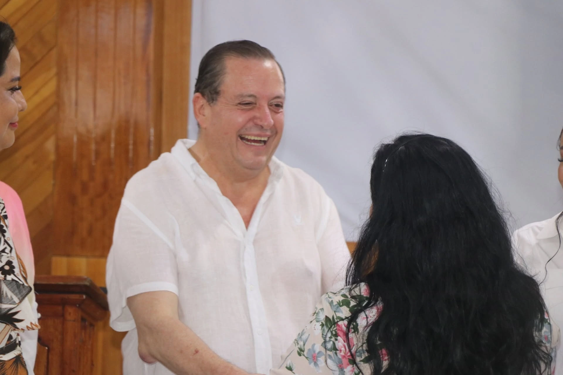Toño Vázquez celebra a madres con “perreo” en instalaciones del Conafe en Teziutlán