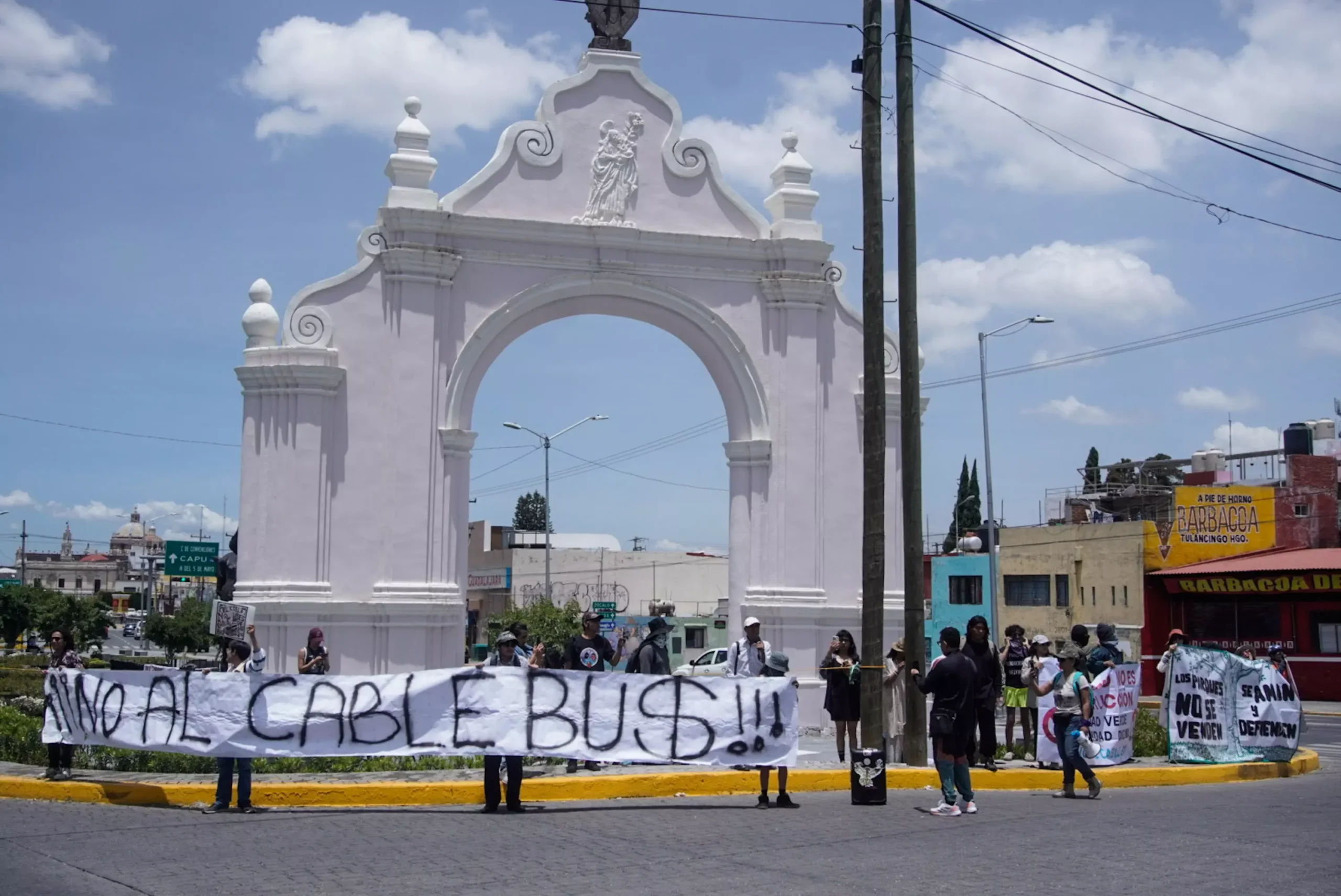 Con un “rotundo no”, protestan contra el Cablebús frente al Congreso